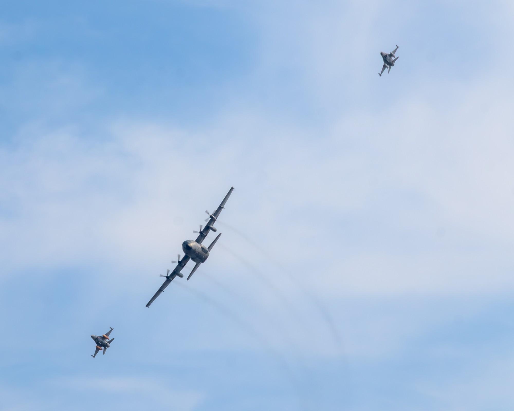 Formação, C-130 e F-16
